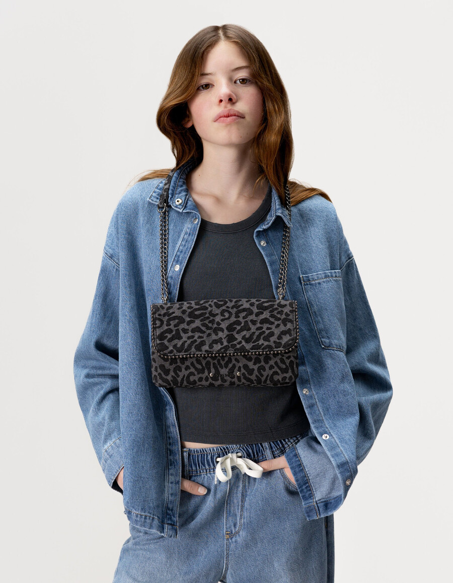 bolso negro para niña con estampado de leopardo y borde de microperlas