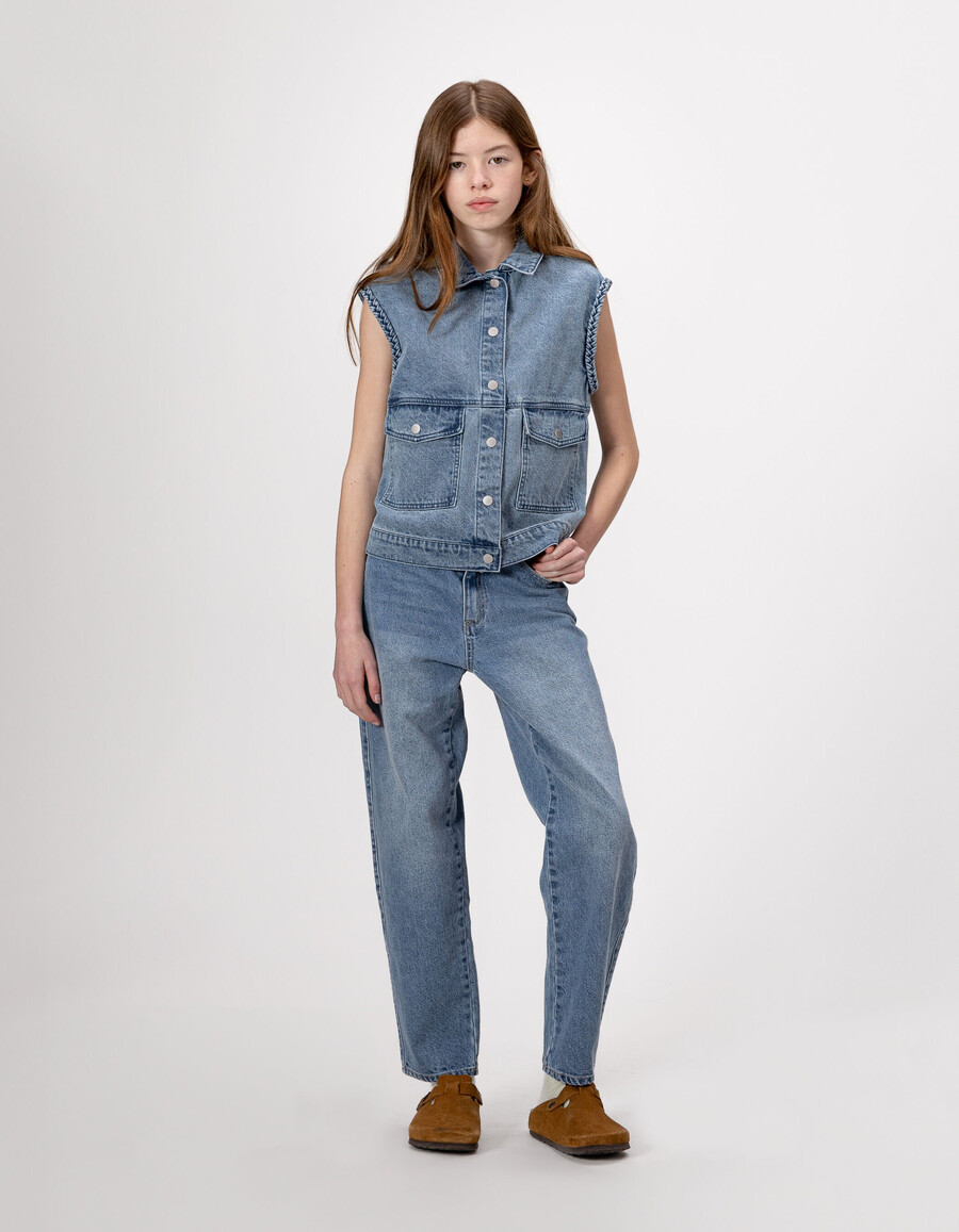 chaqueta vaquera azul sin mangas para niña