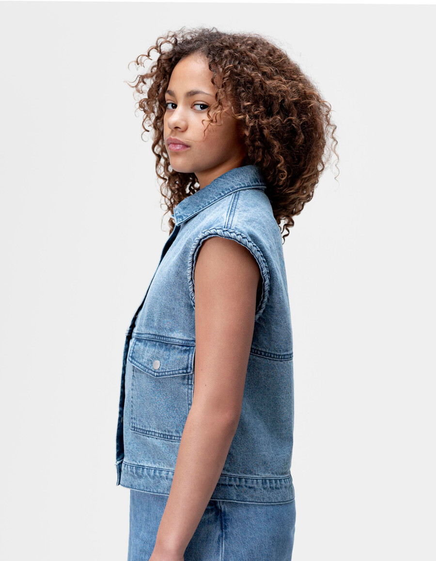chaqueta vaquera azul sin mangas para niña