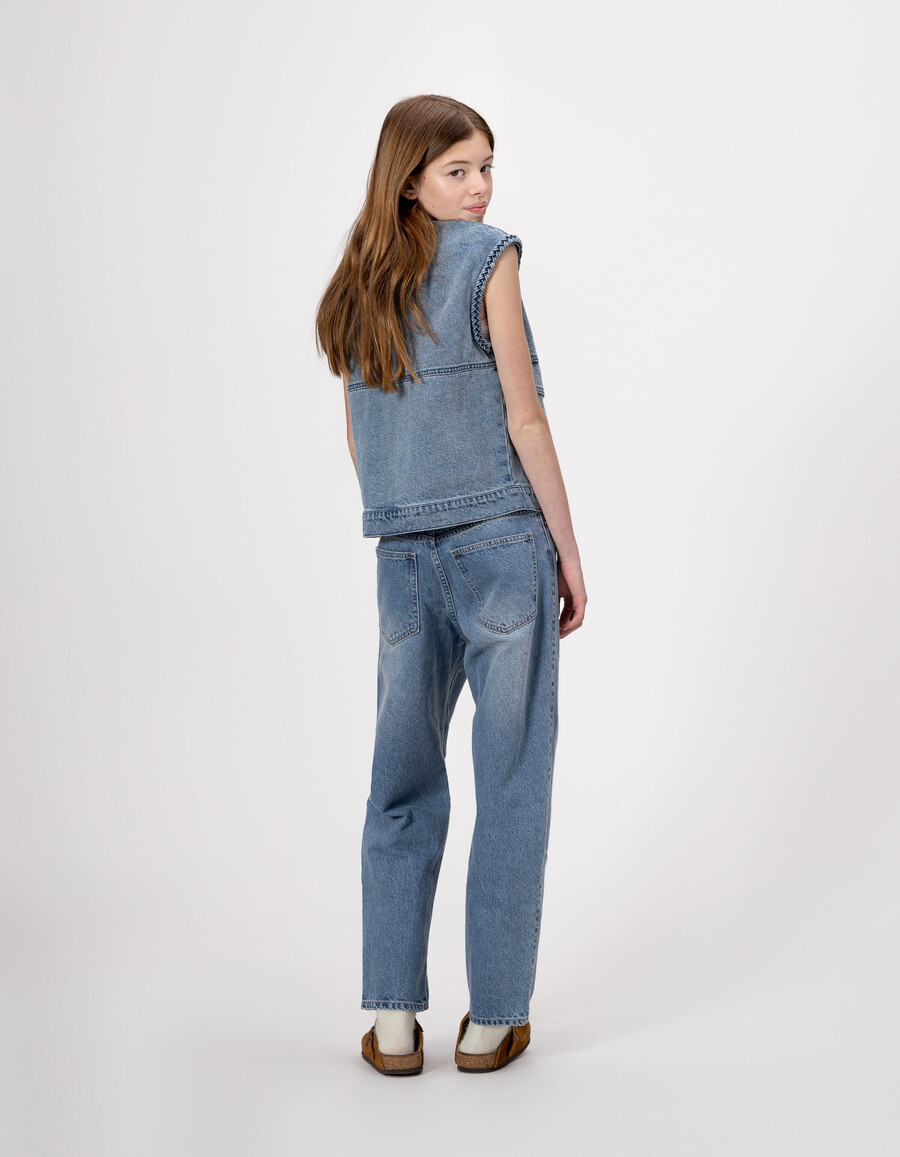 chaqueta vaquera azul sin mangas para niña