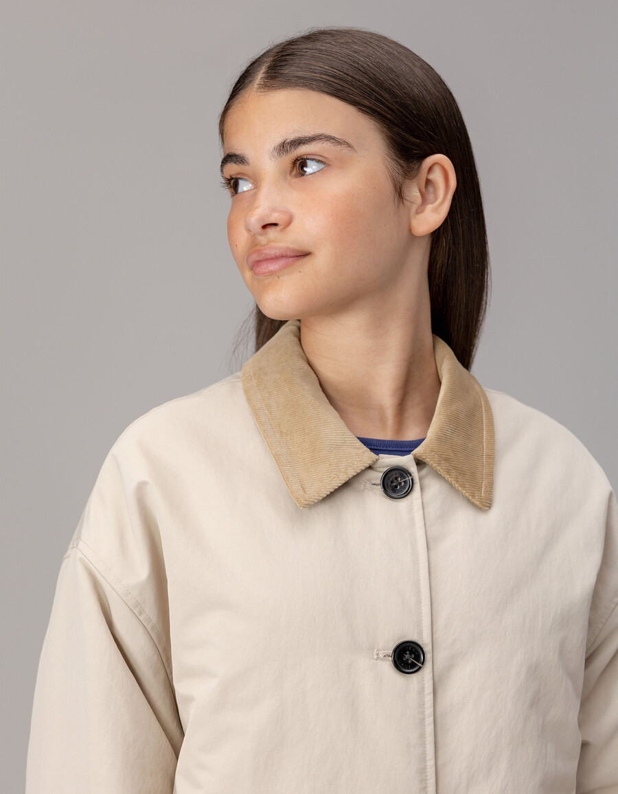 gabardina beige con cuello de terciopelo para niña