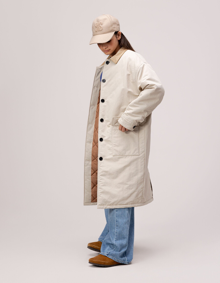 gabardina beige con cuello de terciopelo para niña