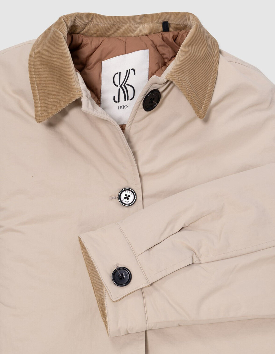 gabardina beige con cuello de terciopelo para niña