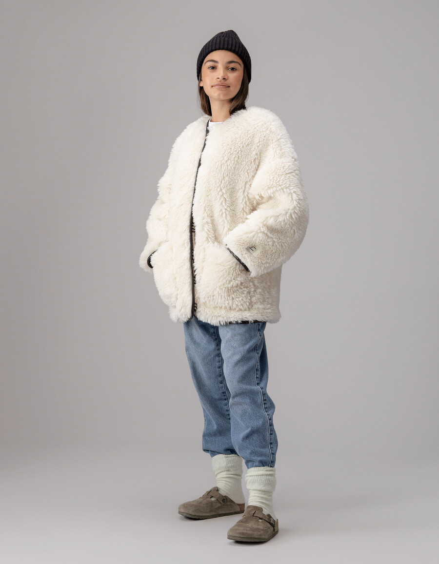 abrigo reversible de cuadros beige y sherpa para niña