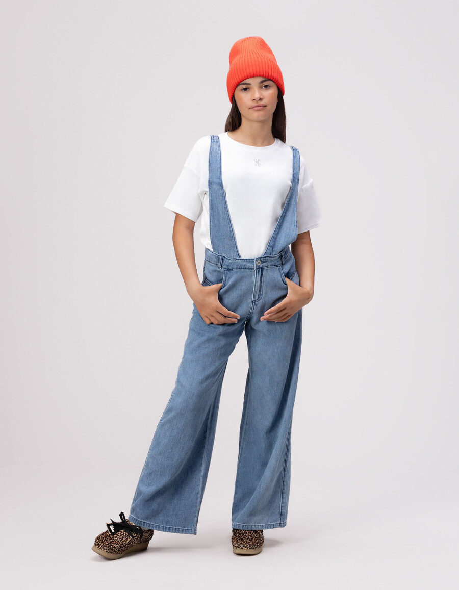 conjunto de peto azul y camiseta blanca para niña