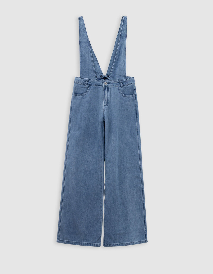 conjunto de peto azul y camiseta blanca para niña
