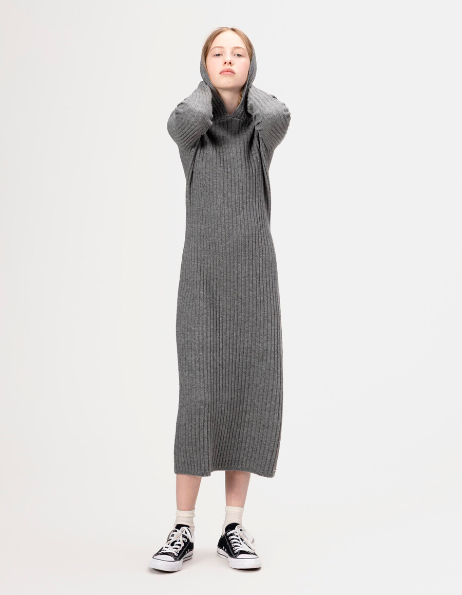 vestido de punto acanalado gris con capucha para niña