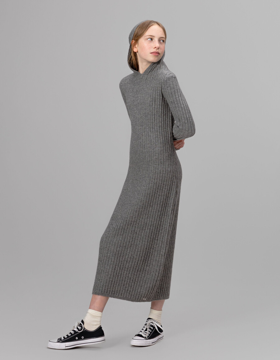 vestido de punto acanalado gris con capucha para niña