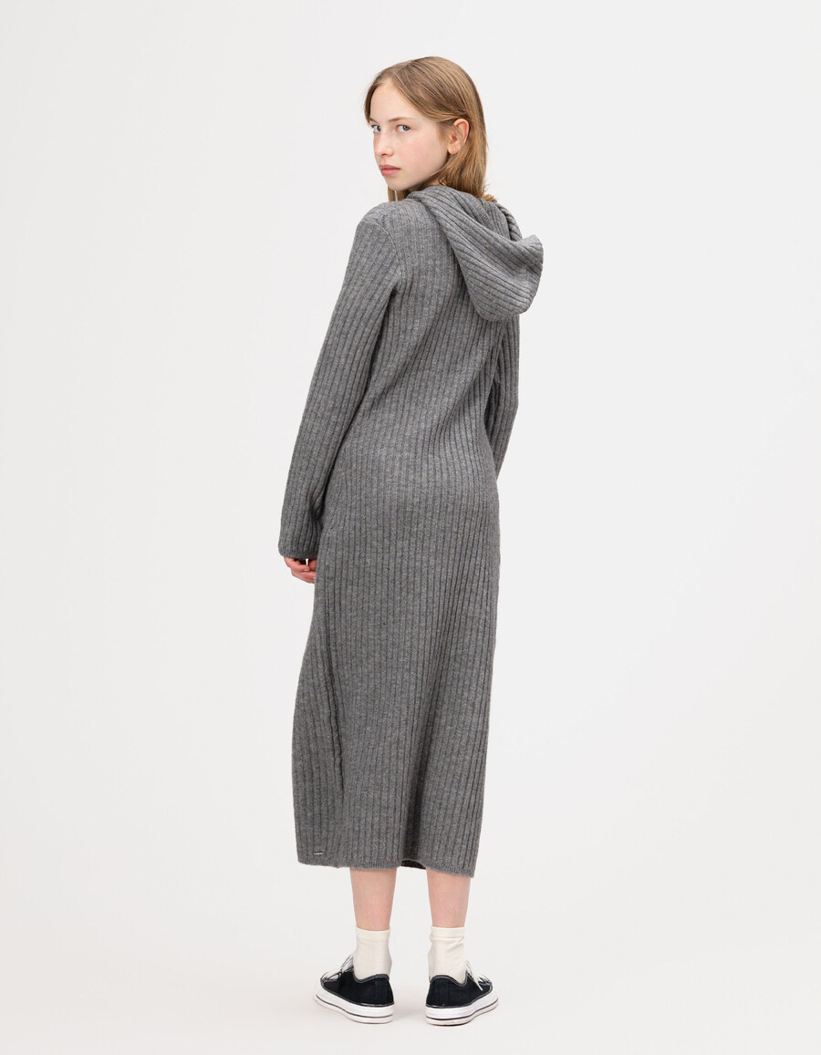 vestido de punto acanalado gris con capucha para niña