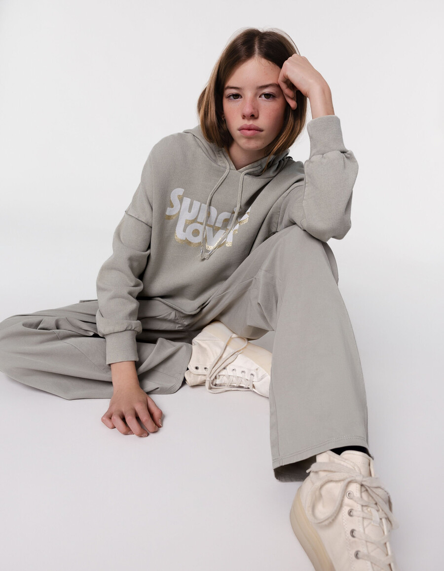 sudadera corta verde con mensaje brillante para niña