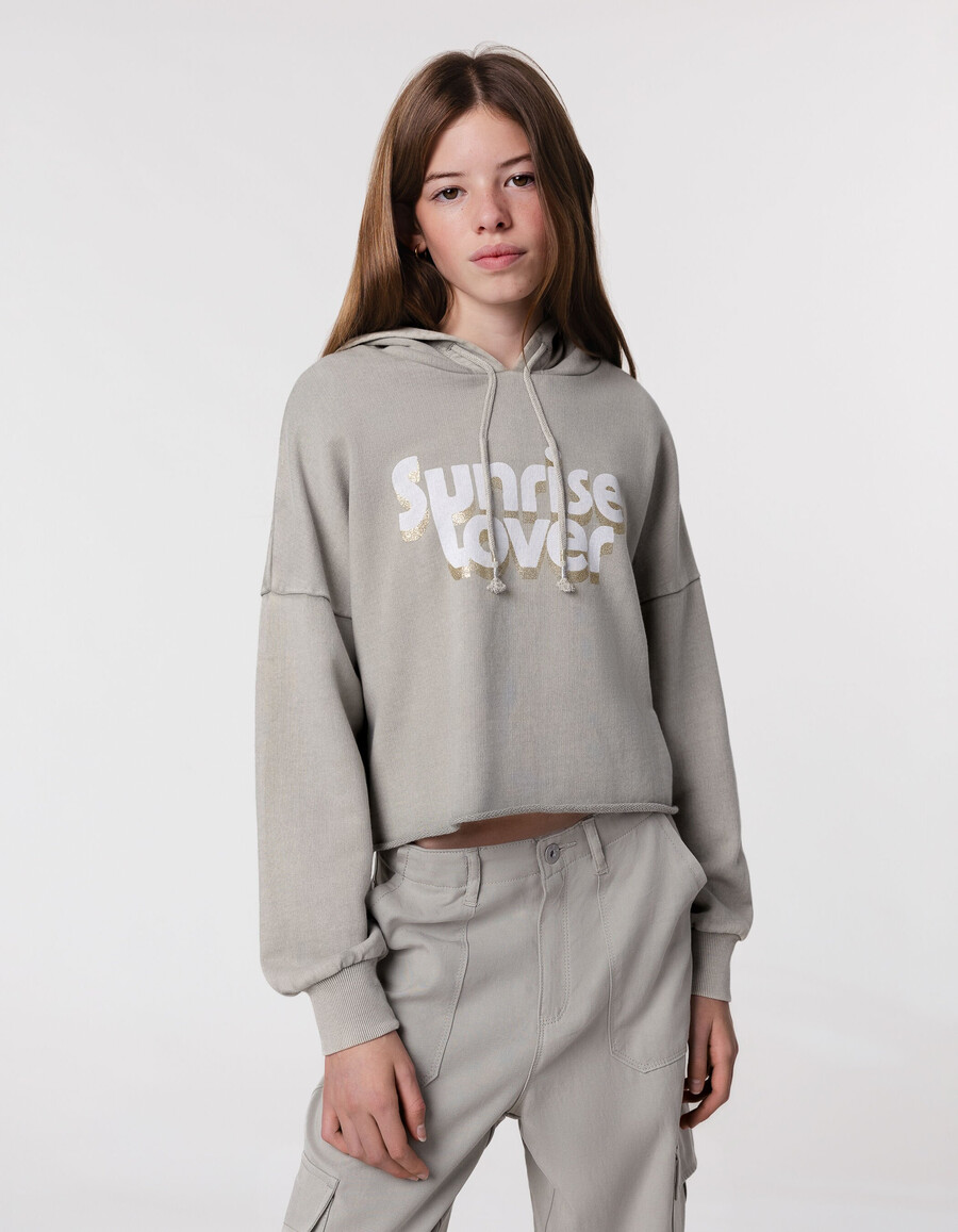 sudadera corta verde con mensaje brillante para niña