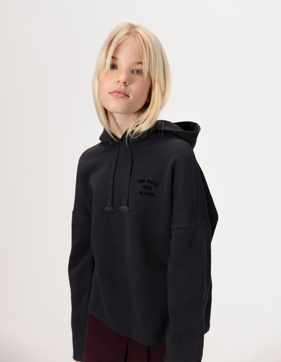 sudadera gris con capucha y mangas bordadas para niña