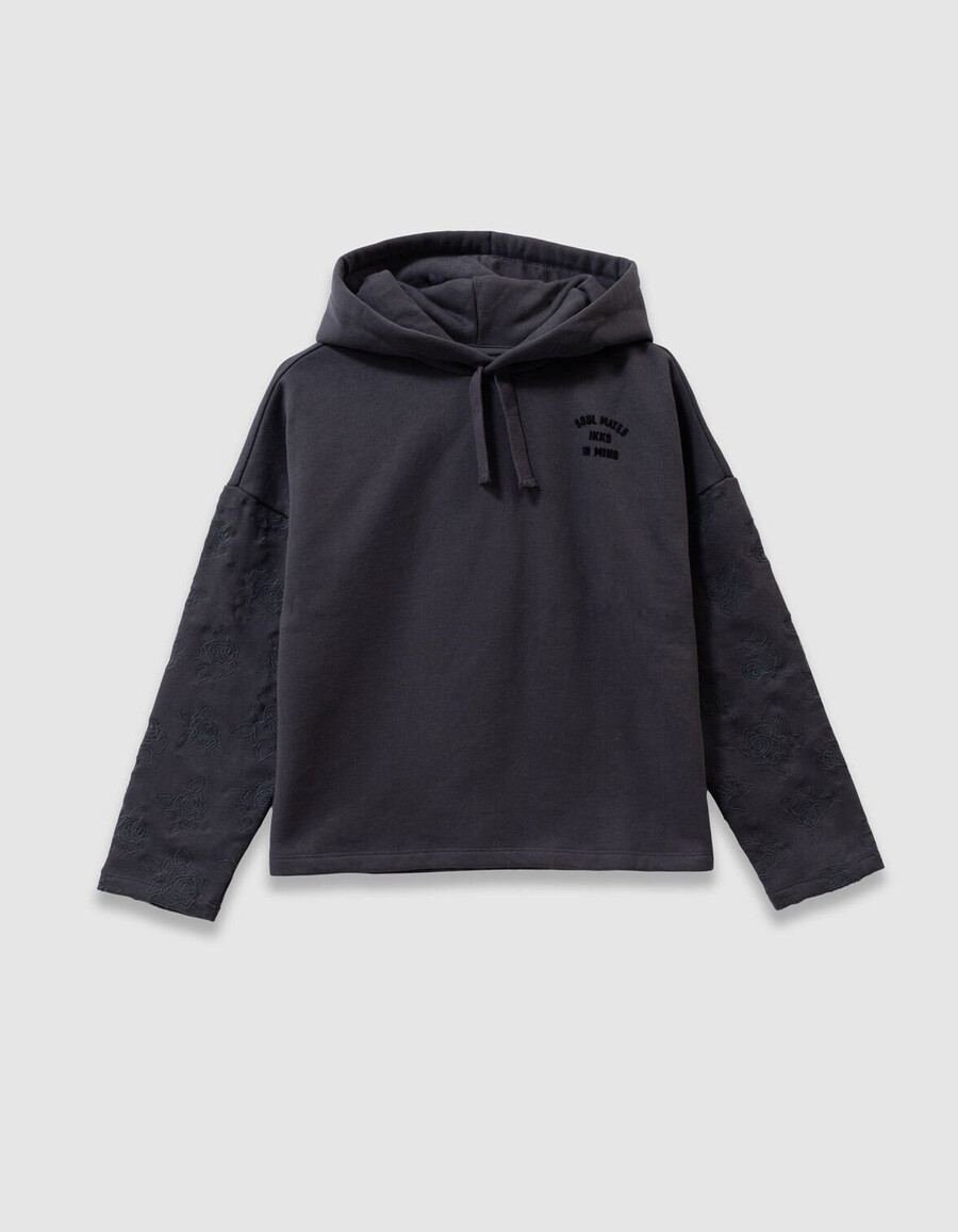 sudadera gris con capucha y mangas bordadas para niña