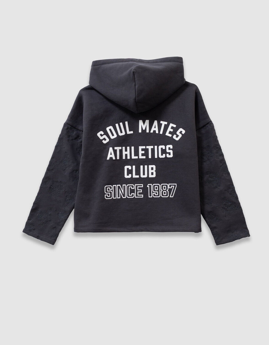 sudadera gris con capucha y mangas bordadas para niña