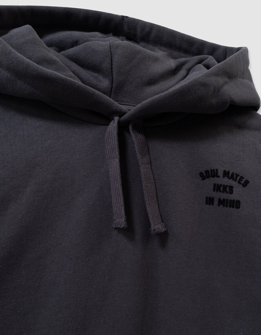 sudadera gris con capucha y mangas bordadas para niña