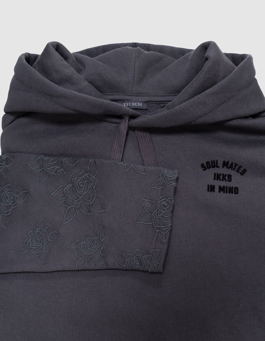 sudadera gris con capucha y mangas bordadas para niña