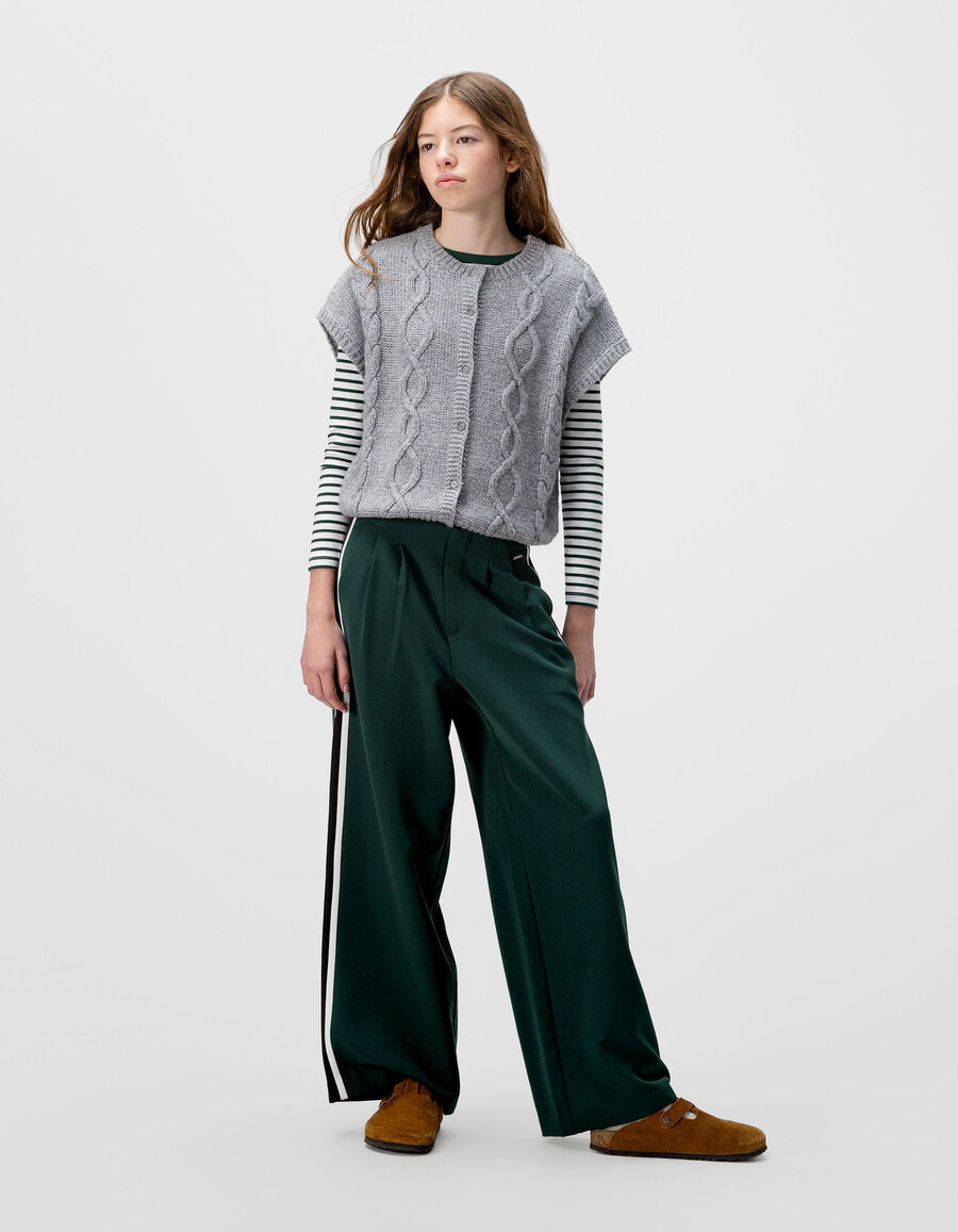 cárdigan sin mangas de punto trenzado gris para niña