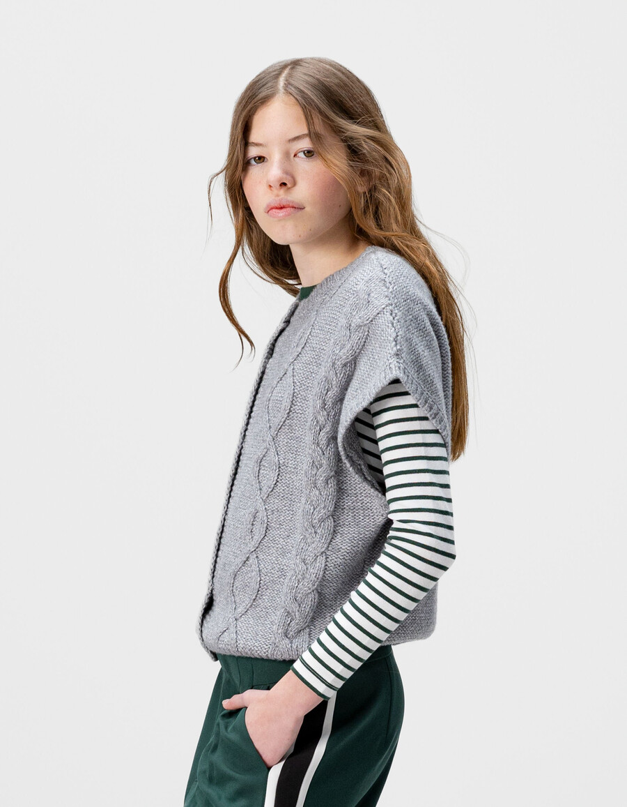 cárdigan sin mangas de punto trenzado gris para niña