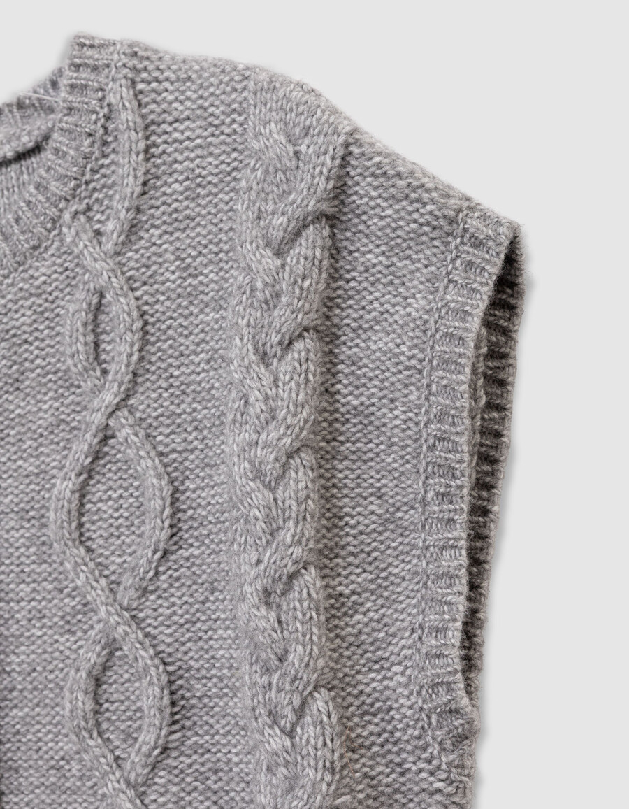 cárdigan sin mangas de punto trenzado gris para niña