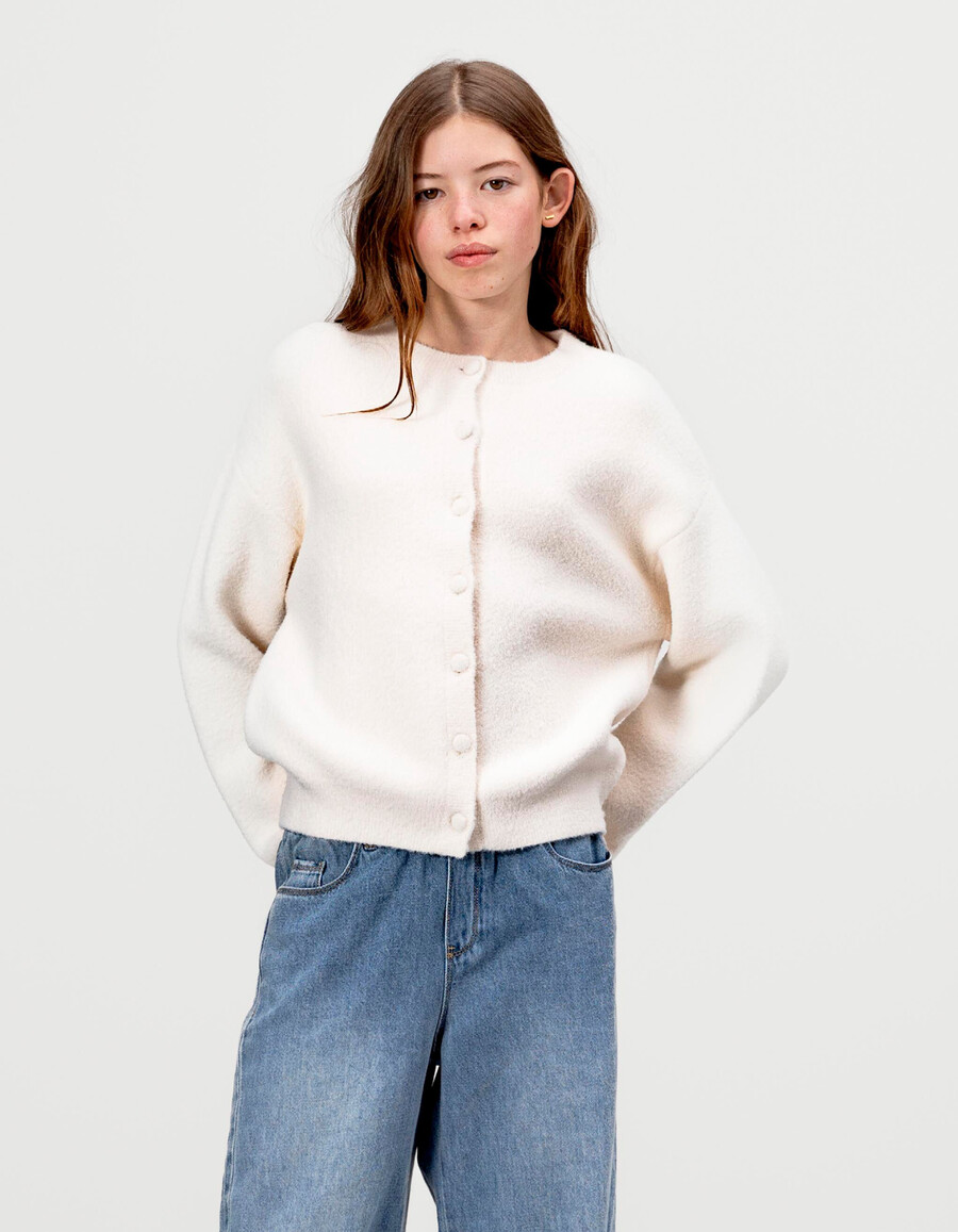 cárdigan de punto suave beige con botones para niña