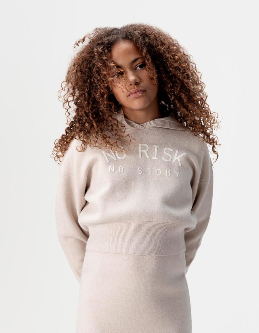 sudadera con capucha de punto beige para niña con eslóganes