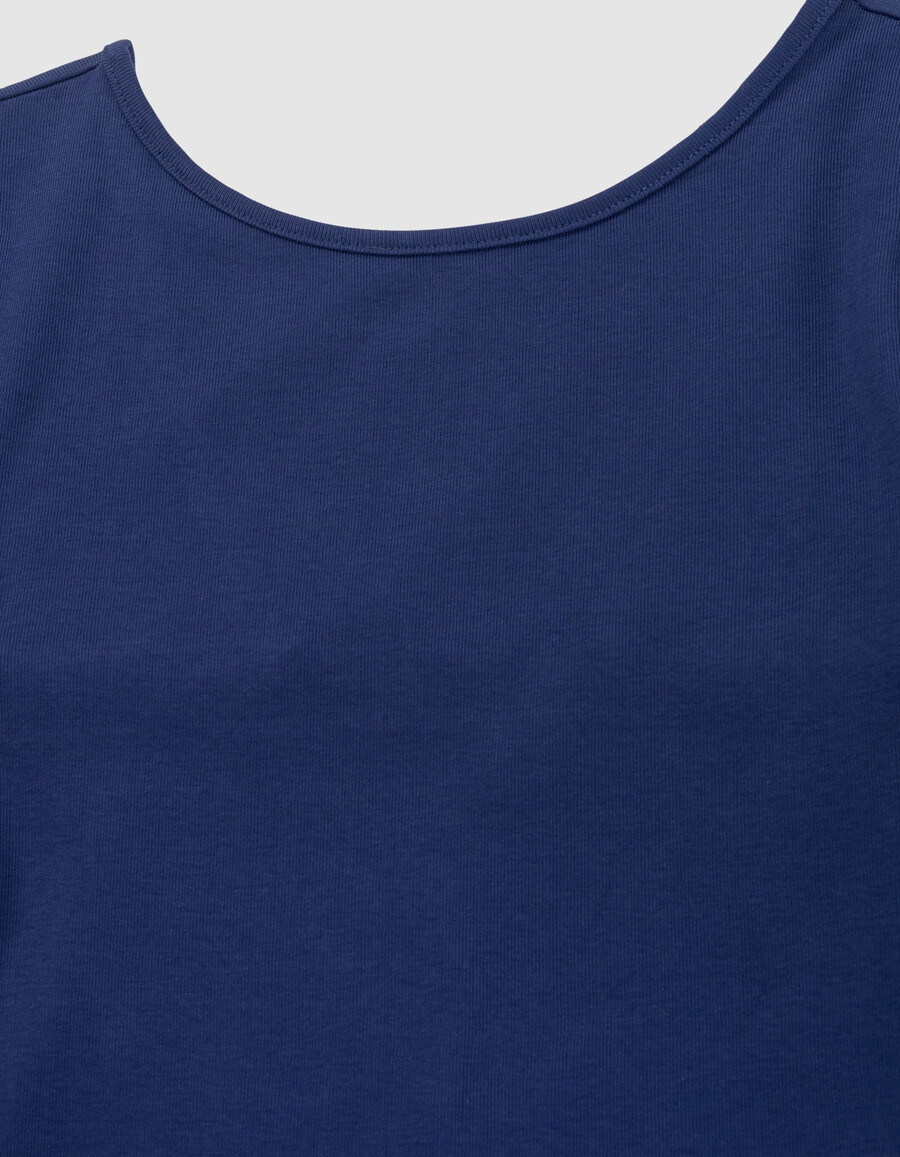 camiseta azul de corte bajo para niña