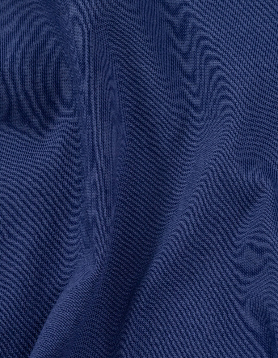 camiseta azul de corte bajo para niña
