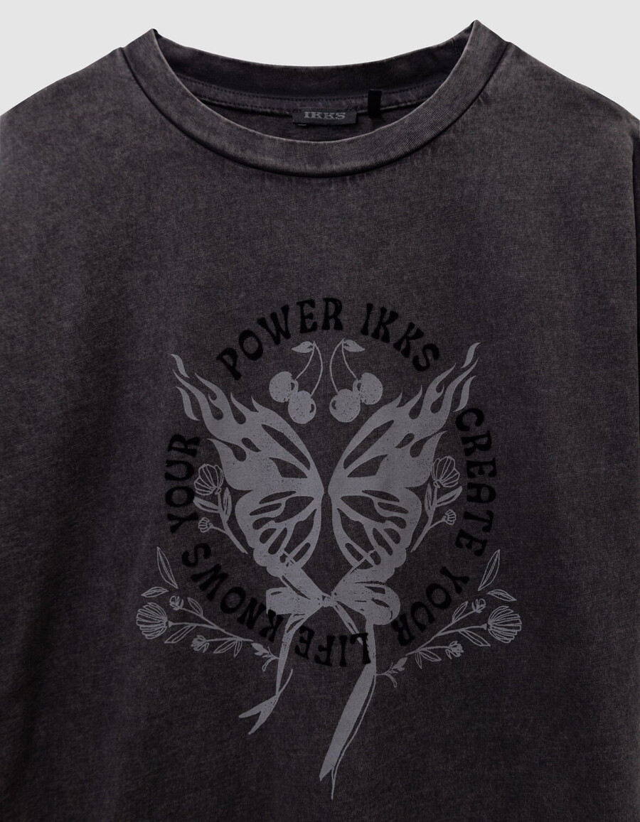 camiseta de algodón orgánico gris para niña con eslogan y mariposa