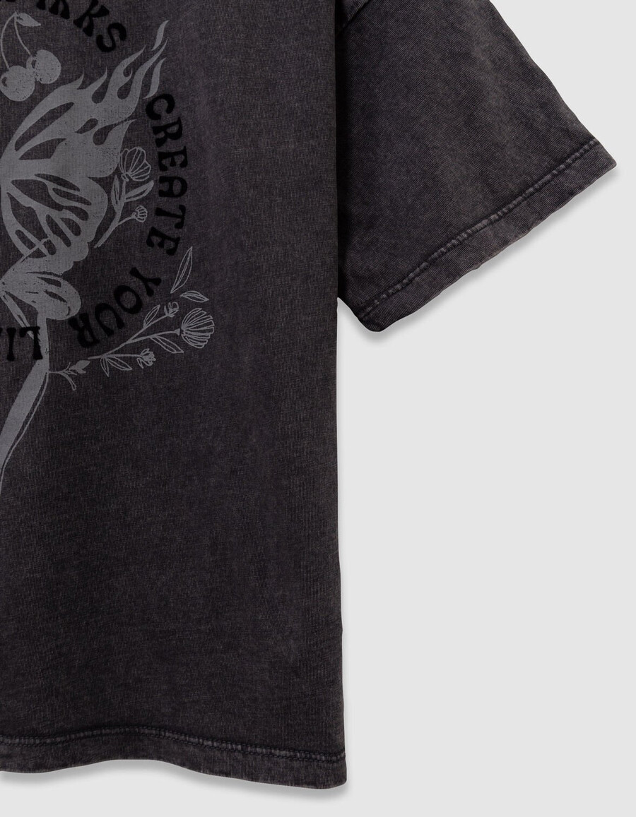camiseta de algodón orgánico gris para niña con eslogan y mariposa