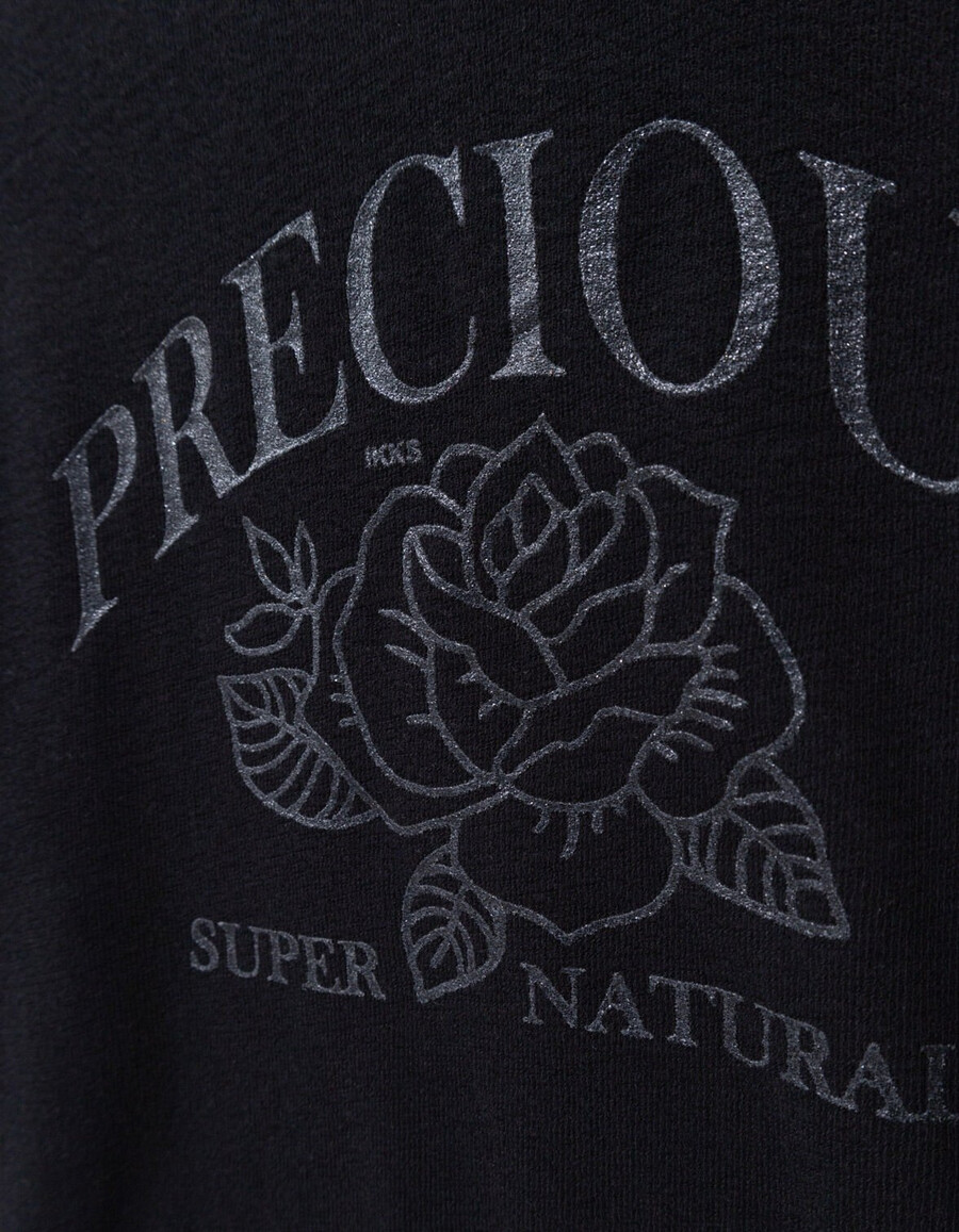 camiseta negra de manga larga para niña con eslogan y rosas