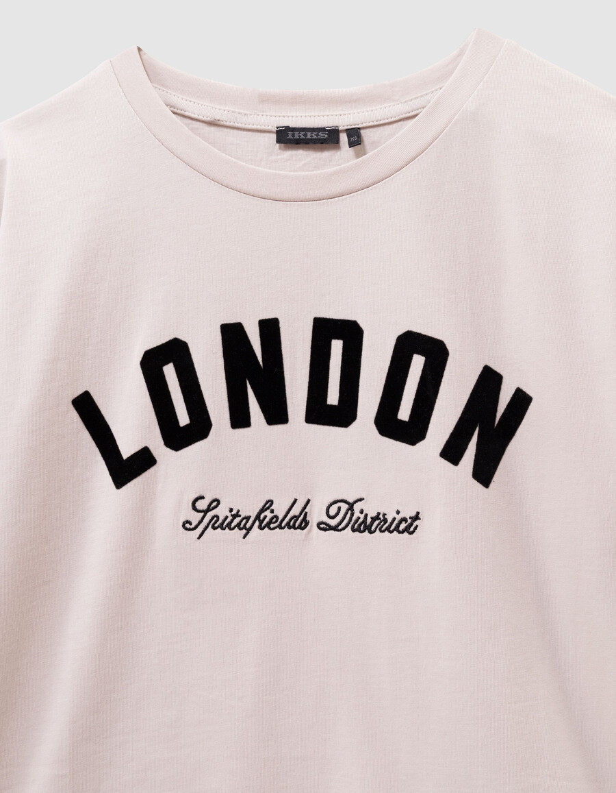 camiseta de algodón orgánico beige para niña con eslóganes negros