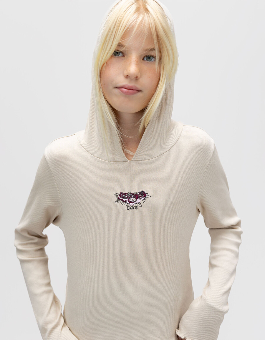 camiseta beige de canalé con capucha y bordado de rosas para niña