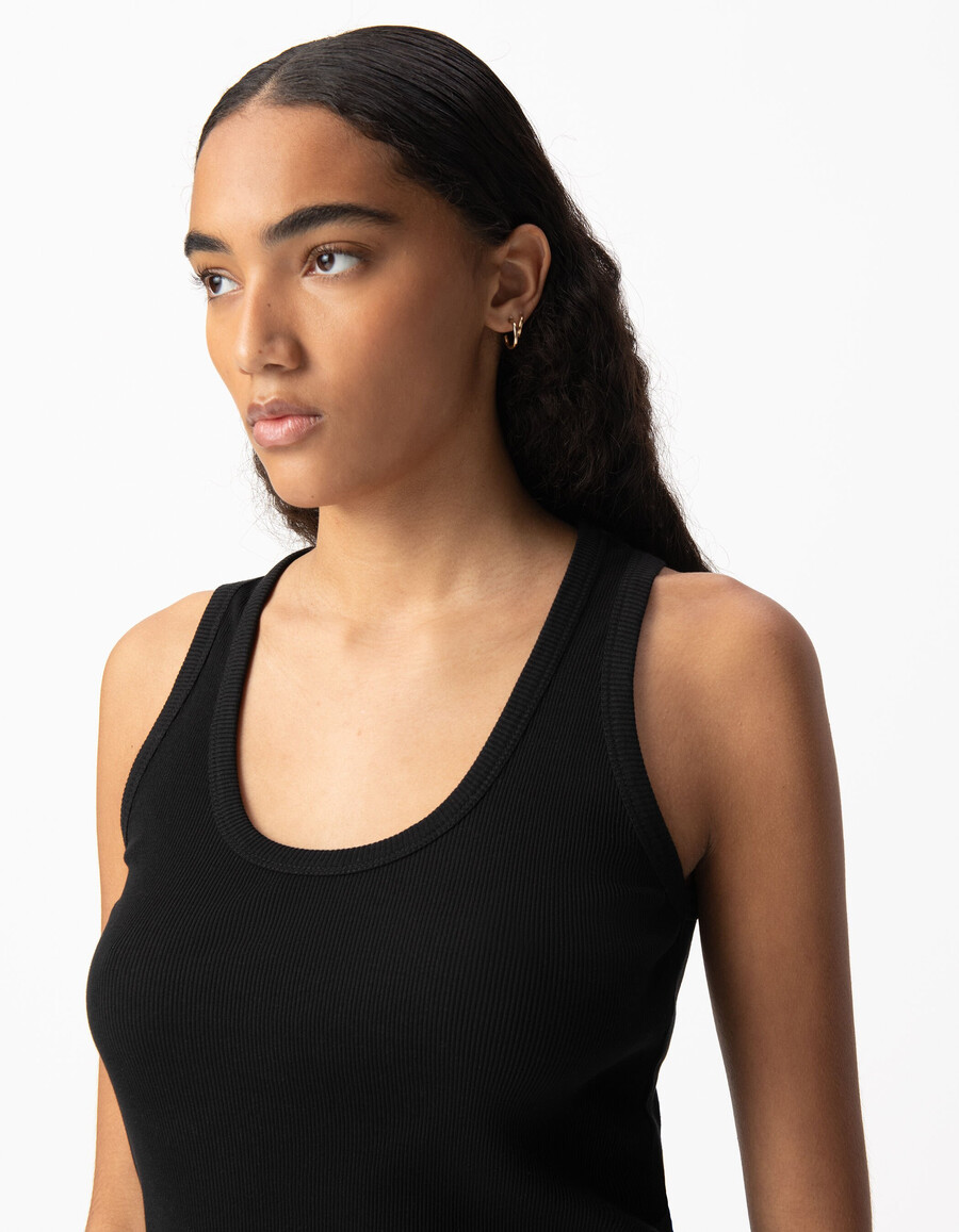 camiseta de tirantes de punto acanalado negro para mujer con espalda de espiga bordada