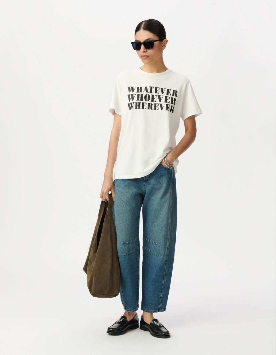 camiseta blanca de mujer con eslogan de purpurina negra