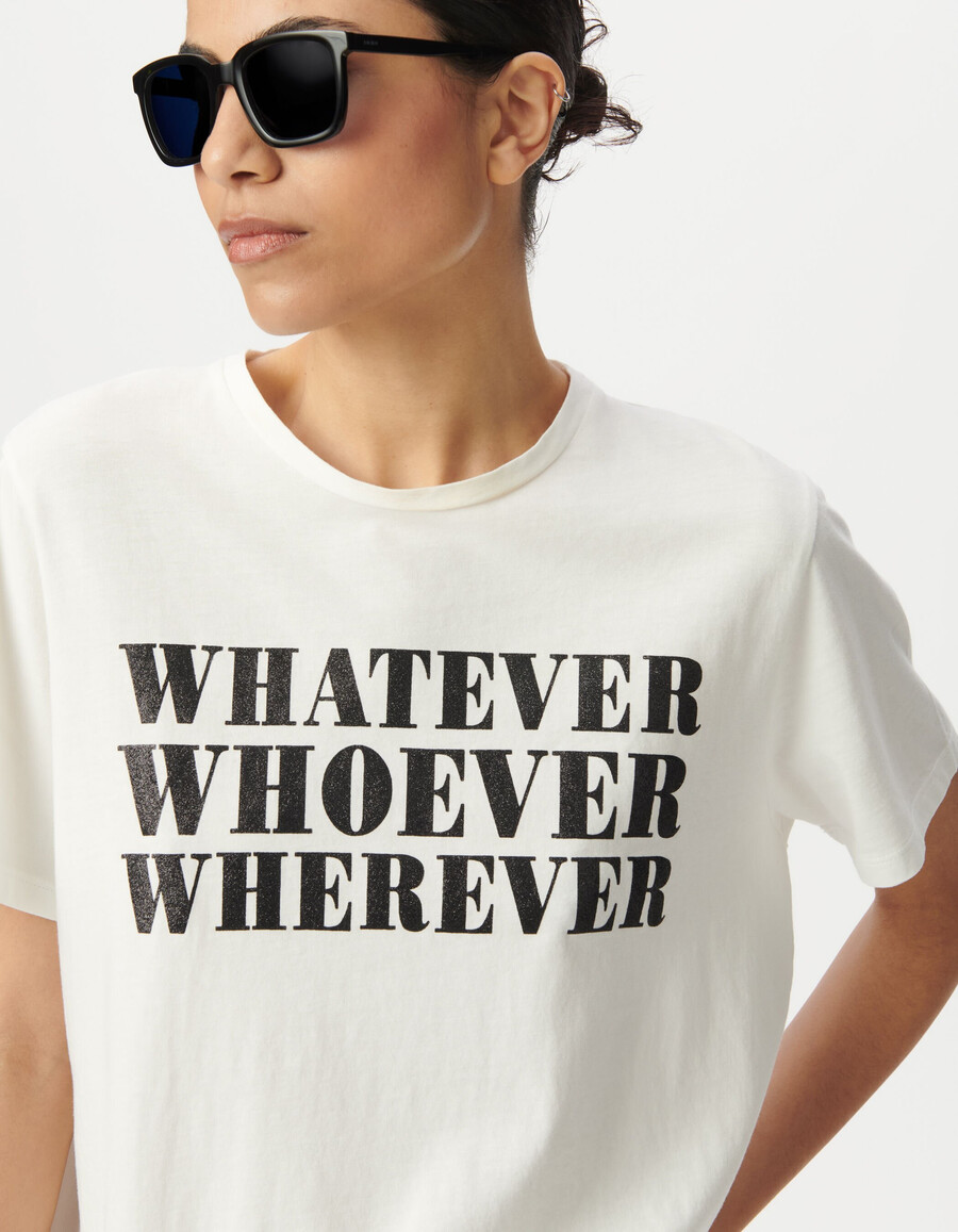 camiseta blanca de mujer con eslogan de purpurina negra