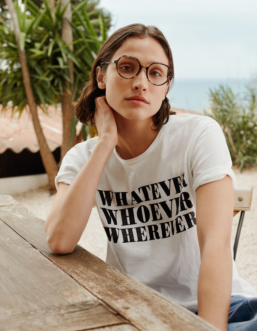 camiseta blanca de mujer con eslogan de purpurina negra