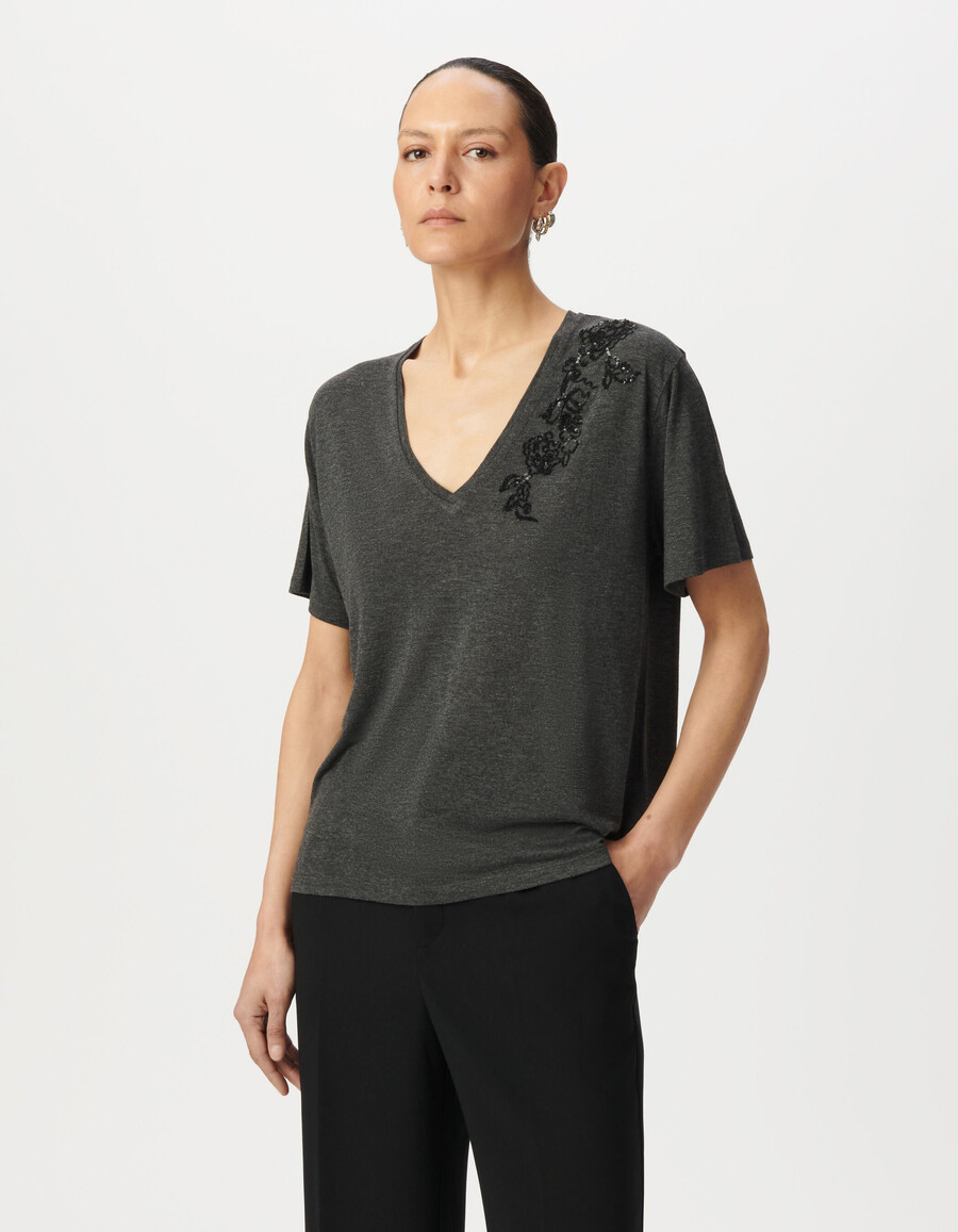 camiseta gris de mujer con flores bordadas con lentejuelas