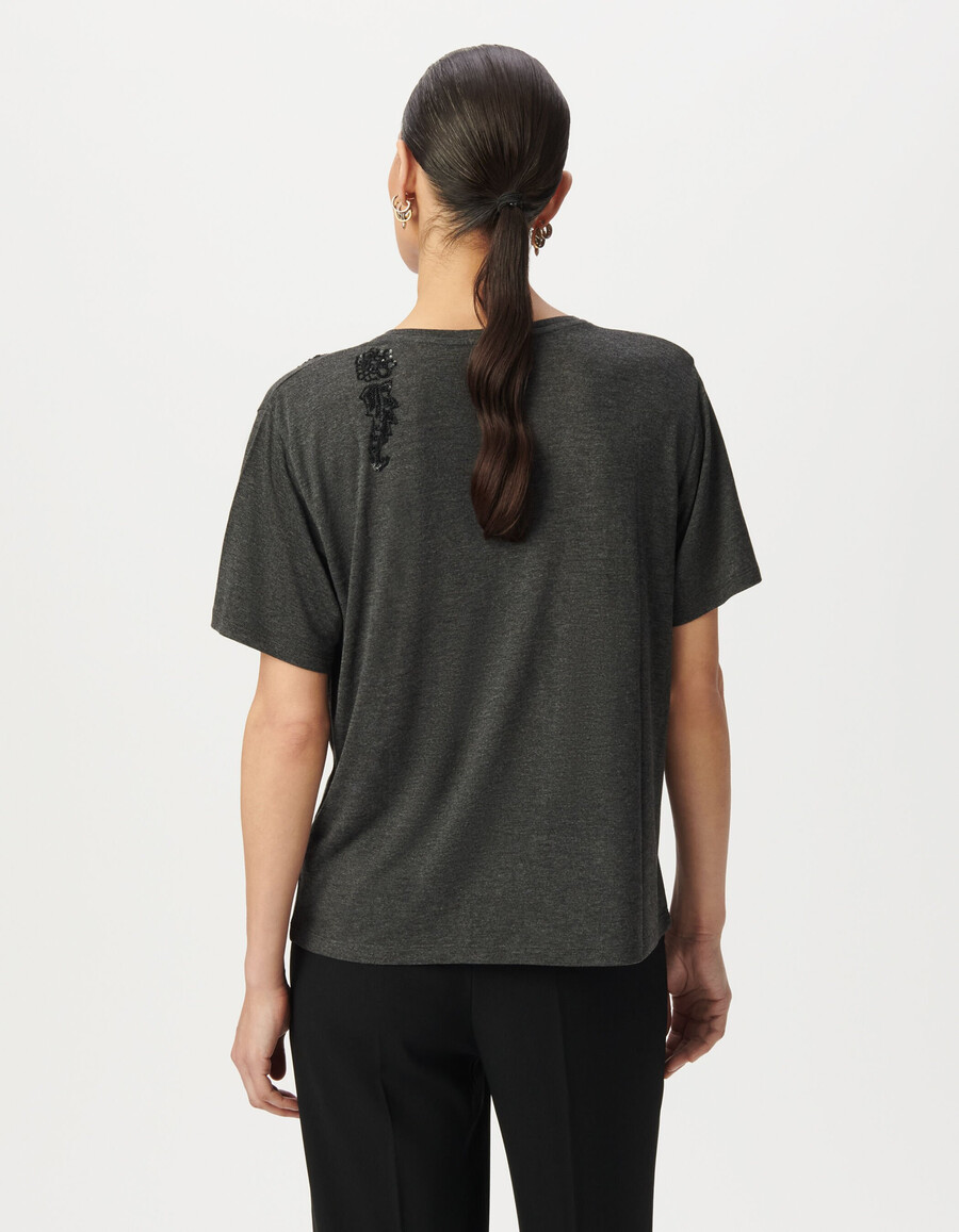camiseta gris de mujer con flores bordadas con lentejuelas
