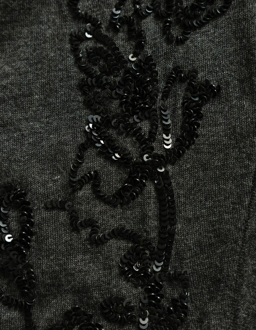 camiseta gris de mujer con flores bordadas con lentejuelas