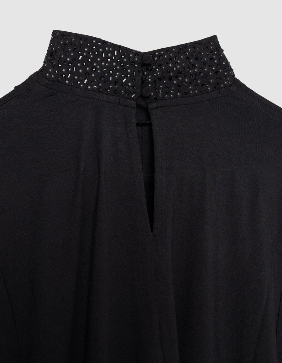 top negro de manga larga con joyas y cuello alto para mujer