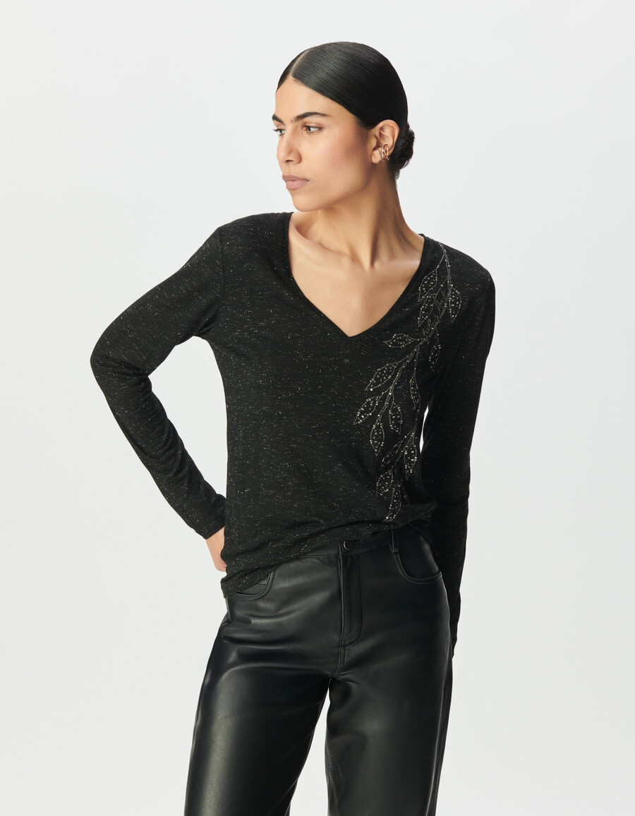 camiseta negra brillante con flores bordadas para mujer