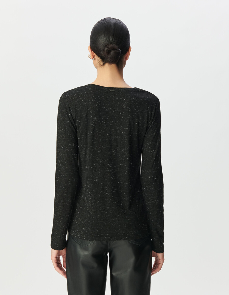 camiseta negra brillante con flores bordadas para mujer