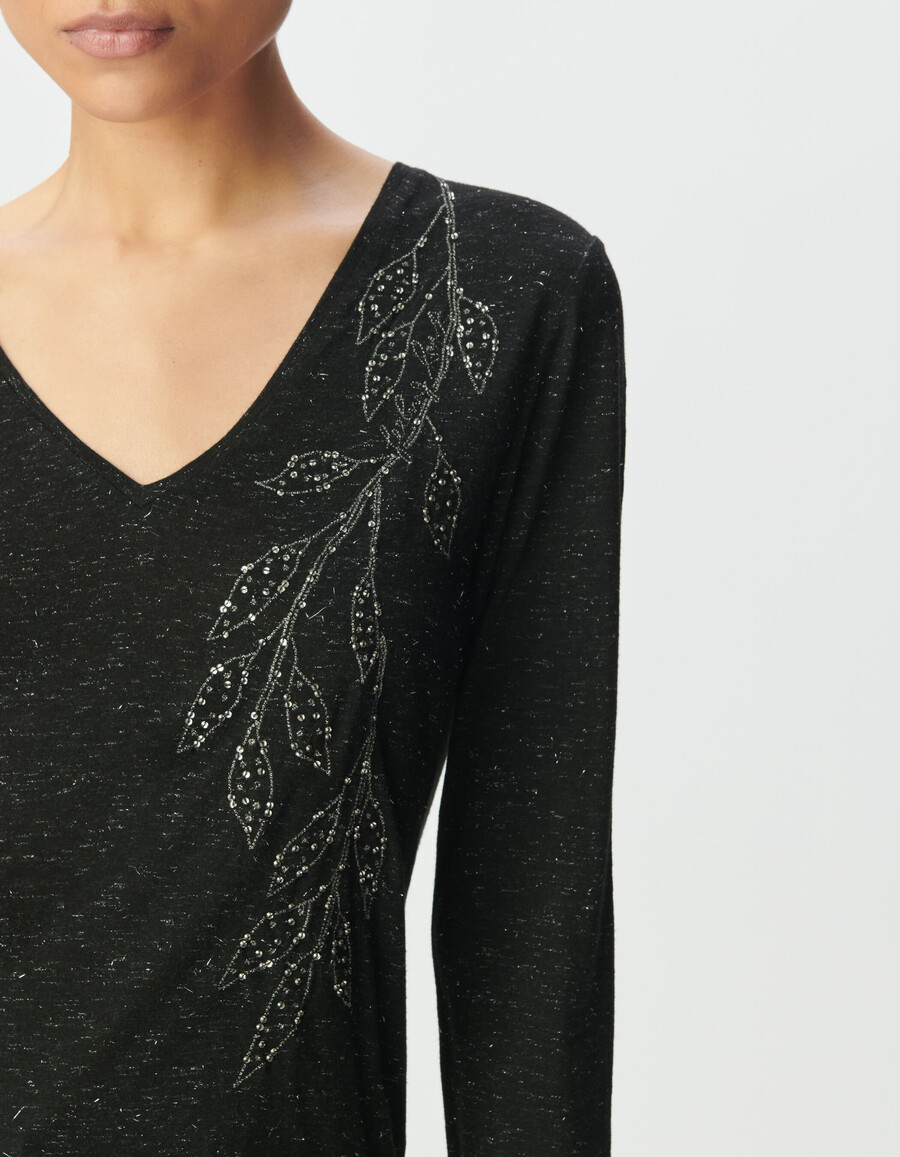 camiseta negra brillante con flores bordadas para mujer