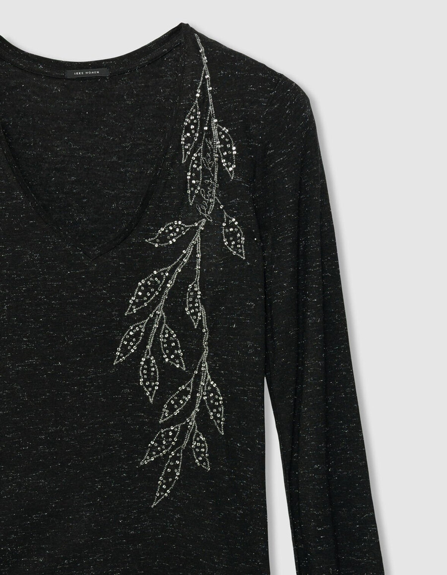 camiseta negra brillante con flores bordadas para mujer