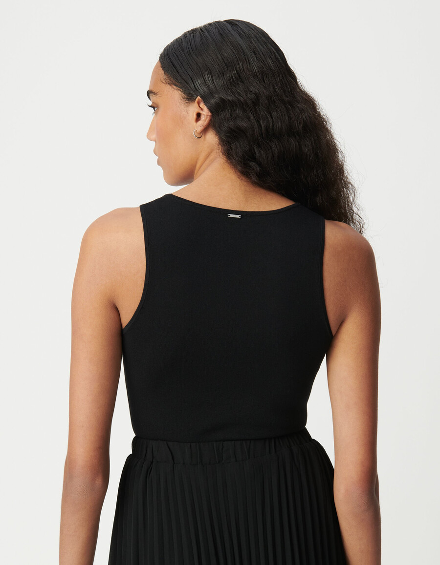 top de punto negro sin mangas para mujer con tachuelas