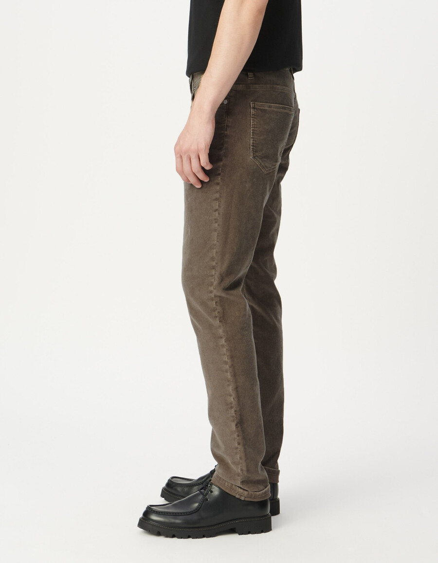 pantalones ajustados de pana beige para hombre