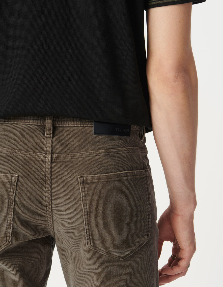 pantalones ajustados de pana beige para hombre