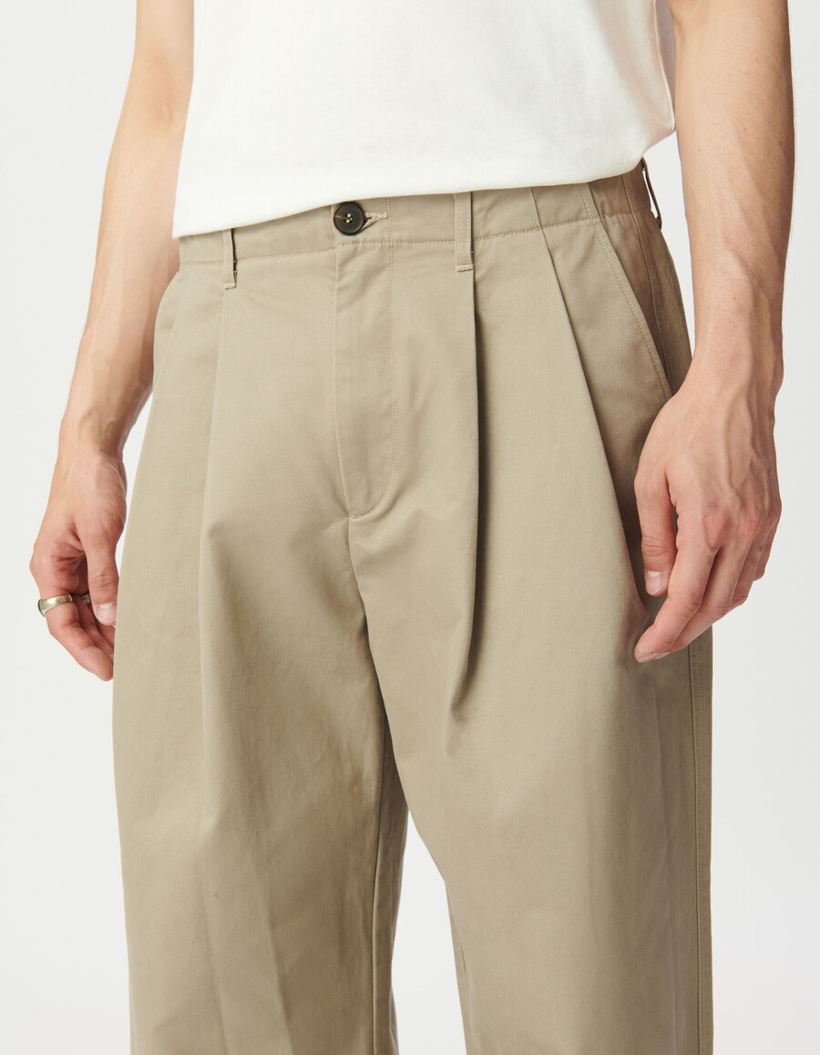 pantalones beige holgados para hombre